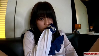 Gadis Jepang berusia 18 tahun dengan payudara kecil menyemprotkan dan orgasme dengan jari sialan dan mainan seks. Gadis Asia dalam kostum cosplay sekolah memberikan blowjobs dalam video amatir. Mao 7 OSAKAPORN.